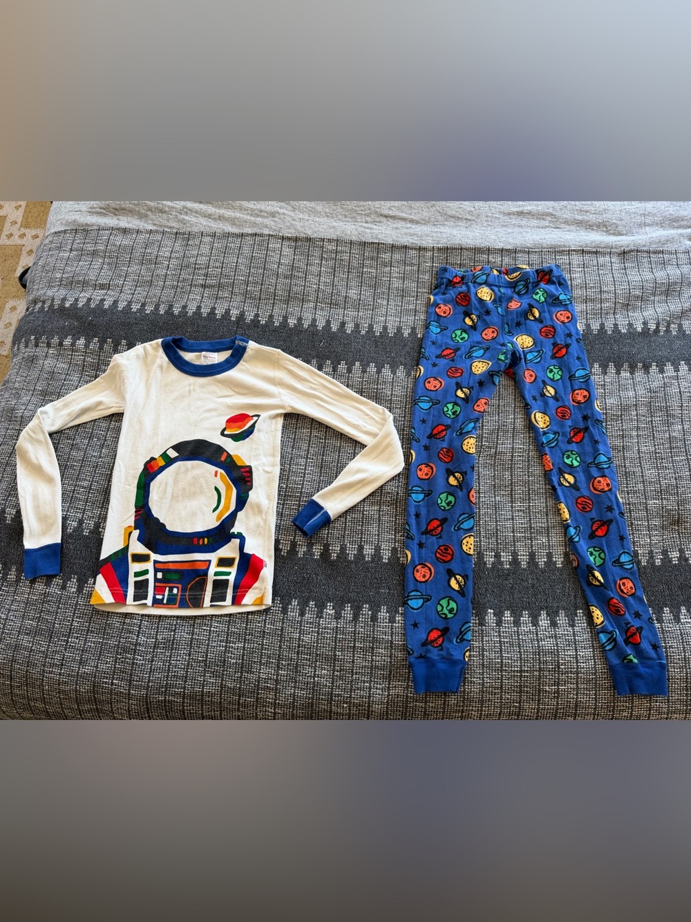 Hanna Andersson Cream Astronaut Top & Blue Planet Print Pajama Set